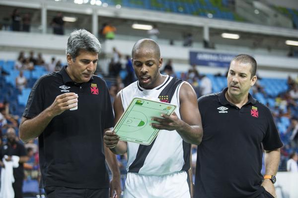 André Barbosa (esq) e Christiano Pereira (dir) conversam com Gustavo (centro) no intervalo do jogo contra Bauru