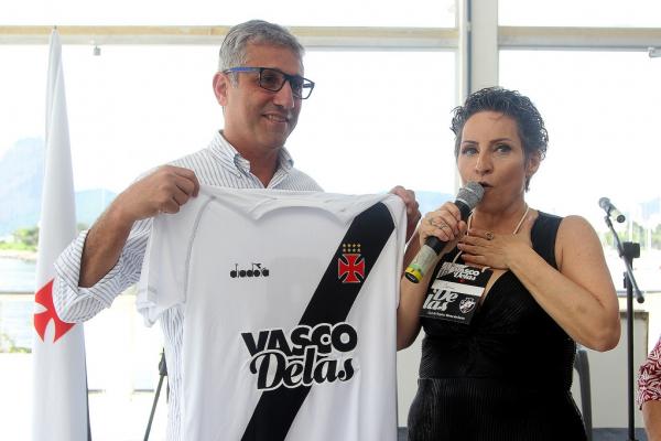 Presidente Alexandre Campello recebeu camisa comemorativa das mãos da 2ª vice-presidente Sonia Maria