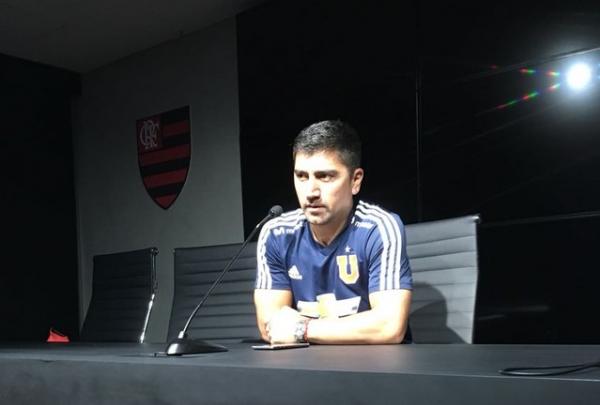 Pizarro conversou com os jornalistas na sala de imprensa do Ninho