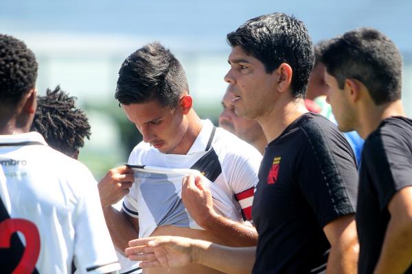 Marcos Valadares passando orientações para a equipe vascaína