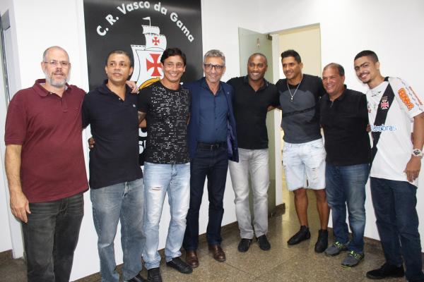 Presidente do Conselho Deliberativo Roberto Monteiro e presidente Alexandre Campello posam com ex-jogadores do Vasco