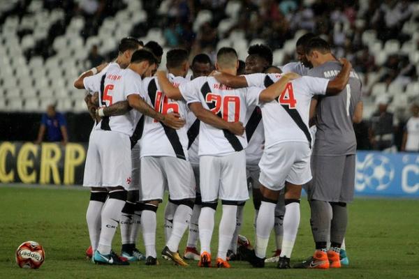 Jogadores se reúnem antes de jogo contra a Universidad de Chile: atletas foram afetados por virose na semana da partida