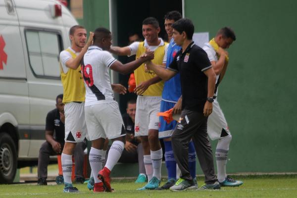 Marcos Valadares comemora gol de Léo Reis diante do Madureira
