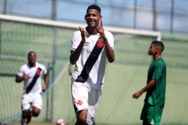 Marrony comemora gol marcado no Nivaldo Pereira