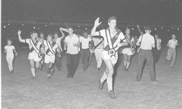 Bellini comanda a volta olímpica do Vasco campeão de 1958