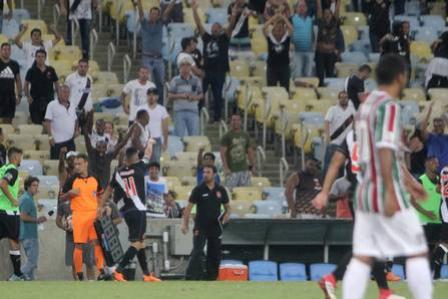 Paulinho celebra gol de empate do Vasco contra o Fluminense
