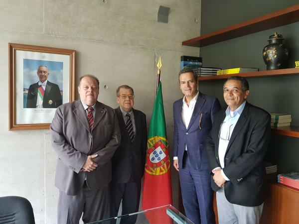 Paulo César Rezende Moreira (á esq.), Luiz Ferreira e Elói Ferreira (à dir) em visita ao Cônsul de Portugal
