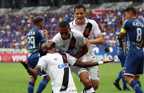 Paulão festeja gol do triunfo sobre o Cruzeiro em 2017