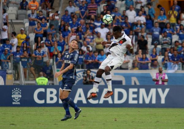 Autor do gol, Paulão vai no alto para afastar perigo
