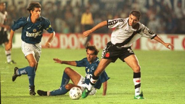 Luizão, do Vasco, domina a bola observado pelos cruzeirenses Gottardo (de pé) e Marcelo Djian