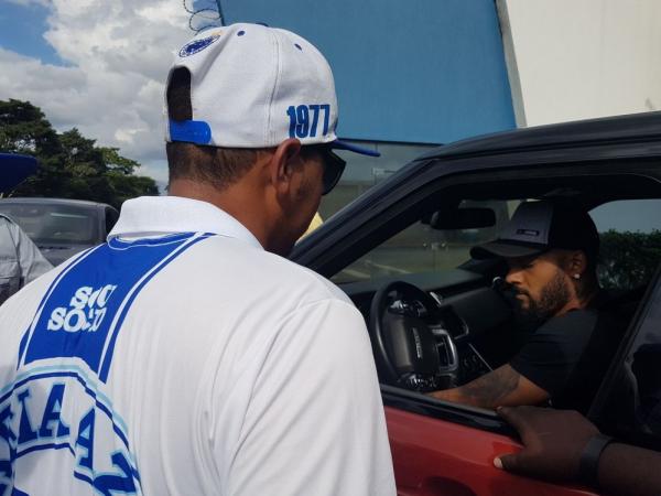 Torcedor do Cruzeiro cobra Bruno Silva após treino de terça-feira, na véspera do duelo com o Vasco