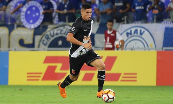 Paulinho em ação contra o Cruzeiro no Mineirão