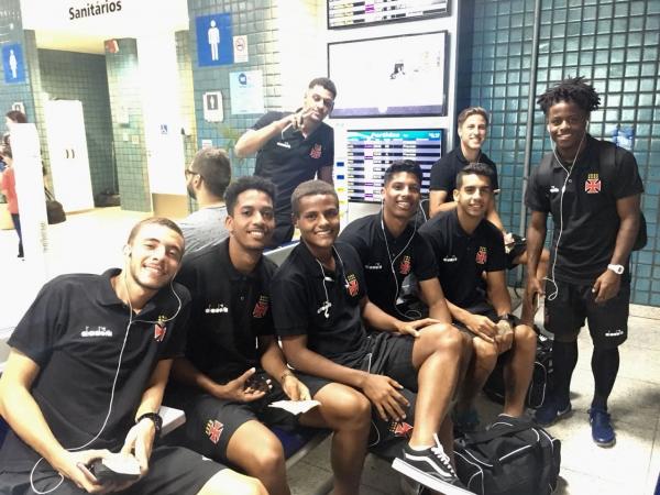 Atletas cruzmaltinos posam para foto no Aeroporto