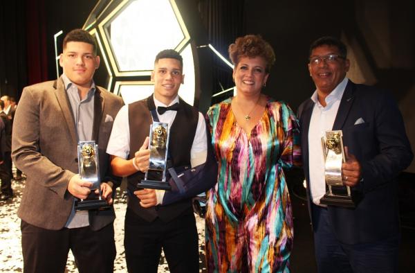 Paulinho, os troféus e os familiares: Romário (irmão), Ana (mãe) e Paulo (pai)