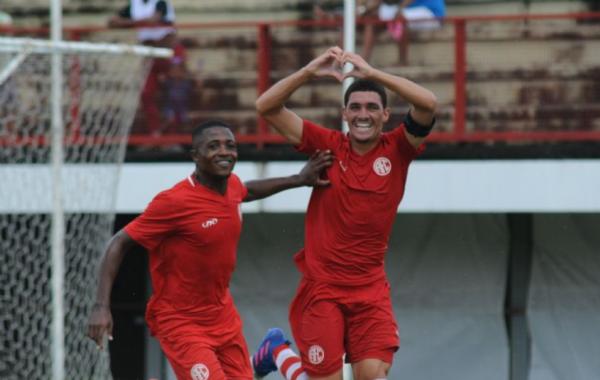 Caju (à direita) comemorando um de seus gols pelo América