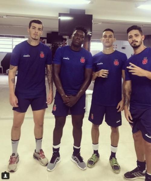 Bruno Paulista posa com Jomar, Bruno Henricky e Kadu Fernandes, outros atletas fora dos planos do Vasco 