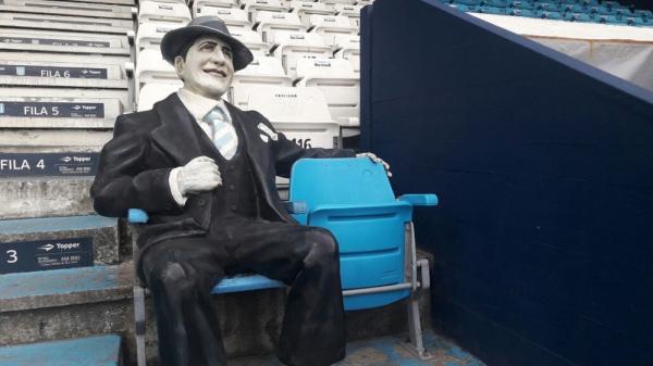 Estátua de Carlos Gardel no estádio do Racing