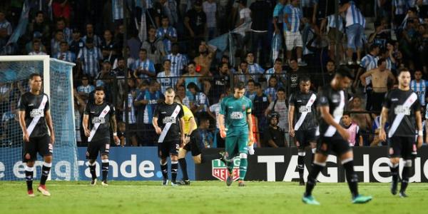 Jogadores do Vasco deixam gramado cabisbaixos após derrota