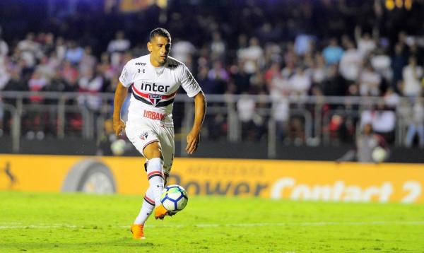 Diego Souza em ação contra o Atlético-PR; retorno após dois jogos sem ser relacionado no São Paulo