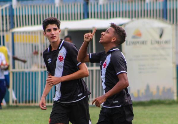 Vinicius comemora gol com os companheiros