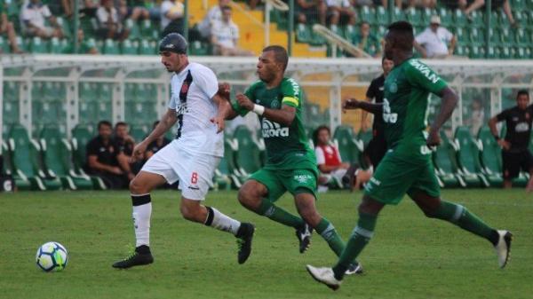Thiago Galhardo tenta a jogada contra a Chapecoense: meia foi fundamental na reação do Vasco