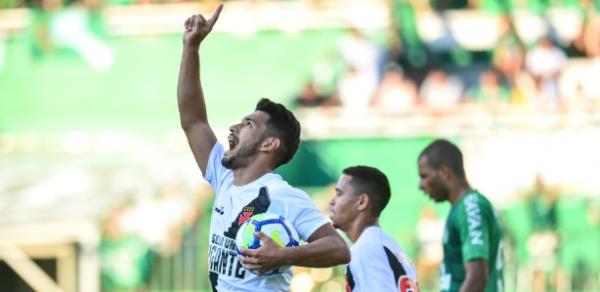 Andrés Rios comemora gol de empate do Vasco contra a Chapecoense, no domingo