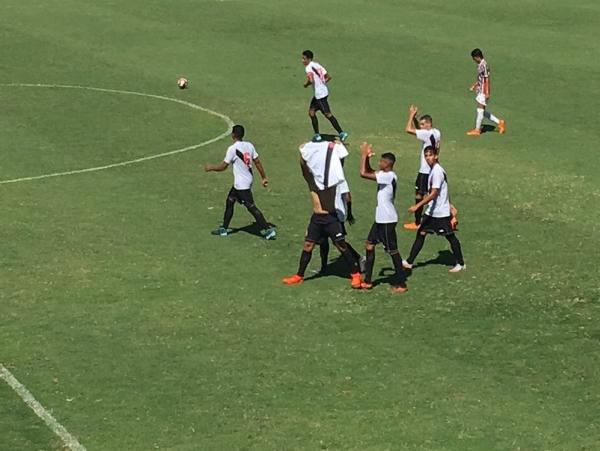 Hugo Borges comemora gol: centroavante mostrou a camisa do Vasco à torcida do Flu