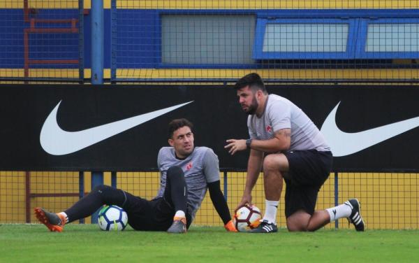 Martin Silva conversa com Fabio Tepedino em treino do Vasco