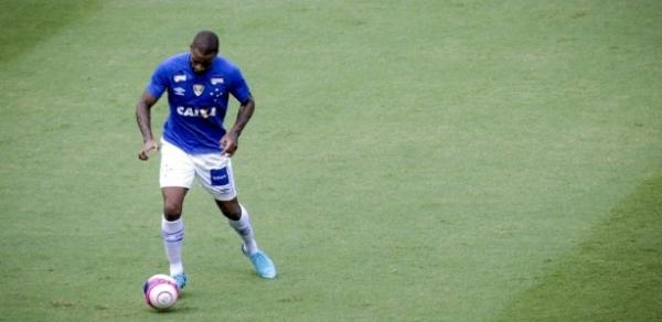 Mesmo no Cruzeiro, zagueiro foi lembrado pelos torcedores do Vasco em São Januário