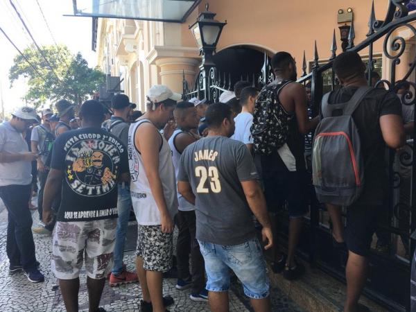 Torcedores se aglomeram na porta principal da sede em São Januário