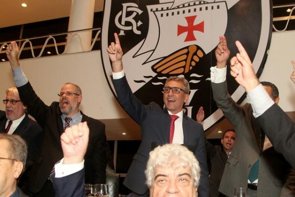 Roberto Monteiro (à esquerda) e Campello festejam a vitória nas urnas