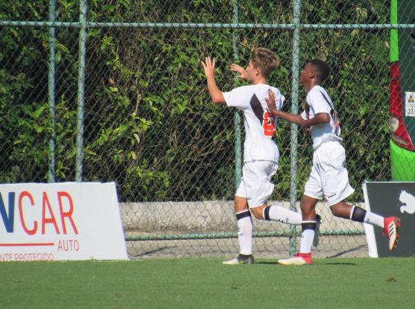 Brun comemora gol para o Vasco na casa do Botafogo
