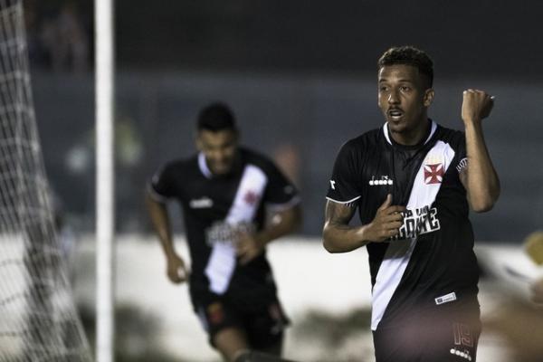 Caio Monteiro festeja gol do Vasco