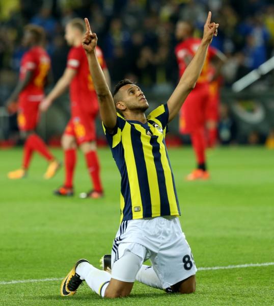 Souza está com 29 anos e é titular absoluto do Fenerbahçe