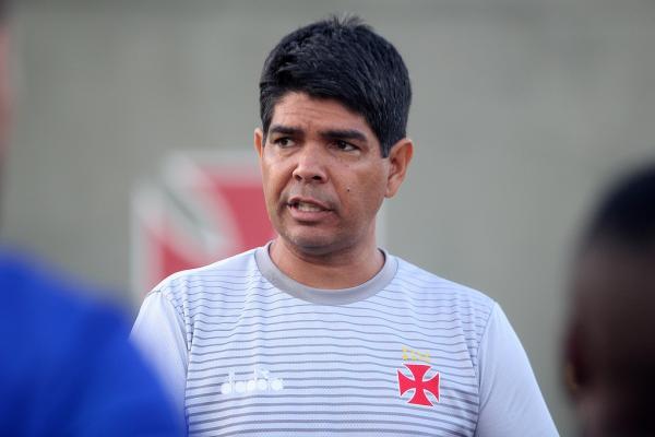 Marcos Valadares orienta os atletas em São Januário