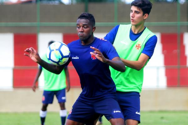 Kelvin protege a bola de Vieira, zagueiro do sub-17