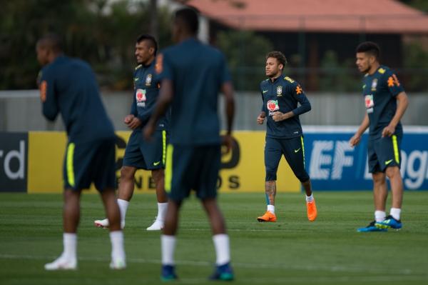 Neymar durante o treinamento no campo nesta quinta-feira