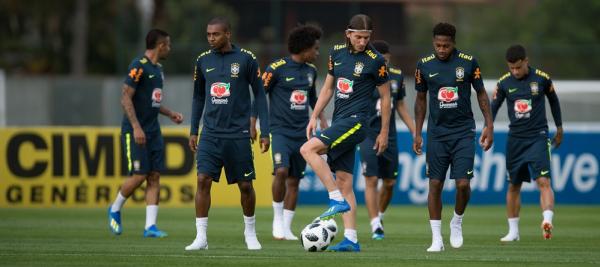 Filipe Luis com a bola e outros jogadores da Seleção