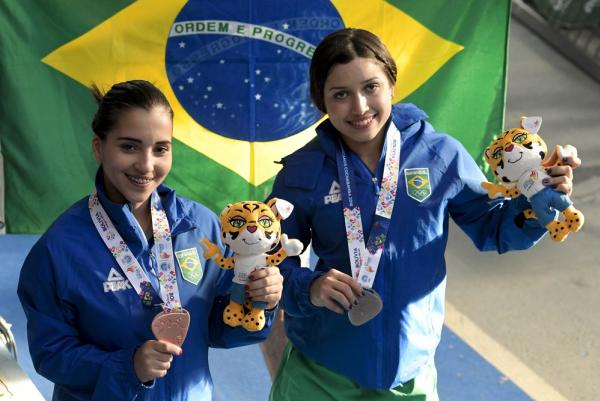 Emily Rosa, com medalha de bronze, e Luana Madeira, com a prata, em Cochabamba