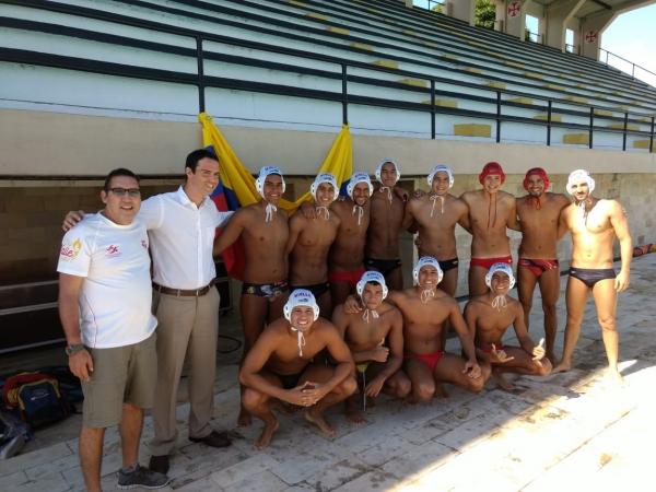 O Vice-Presidente de Desportos Aquáticos Tiago Santanna ( segundo da esquerda para direita) recepcionou os colombianos no Parque Aquático