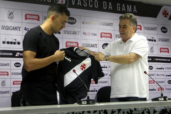 Raul recebe camisa do diretor executivo Paulo Pelaipe