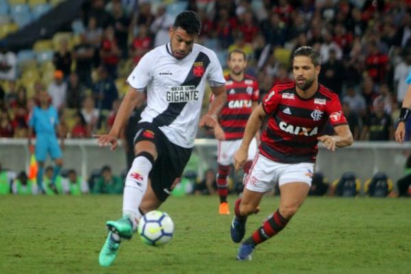 Andrés Ríos em ação contra o Flamengo: adaptado ao Vasco, atacante argentino tem permanência improvável 
