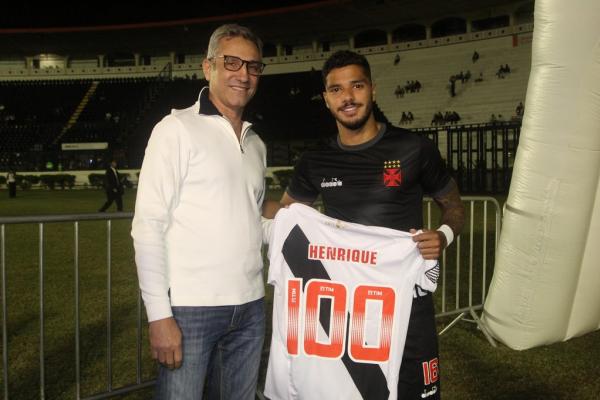 Presidente presenteia Henrique com camisa dos 100 jogos