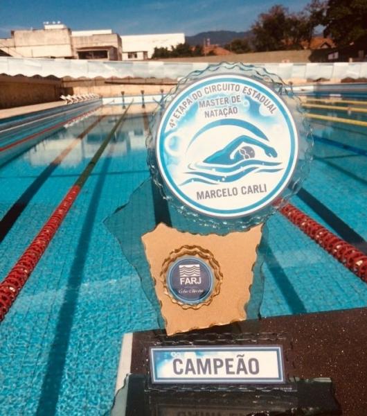A taça à beira da piscina olímpica de São Januário