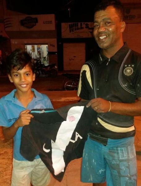 Otávio Coelho exibe aos vizinhos camisa feita com cola e papel
