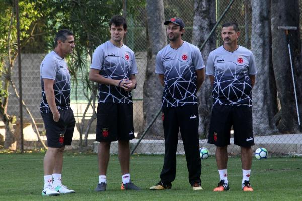 Jorginho conversa com os auxiliares Luiz, Sandro e Valdir