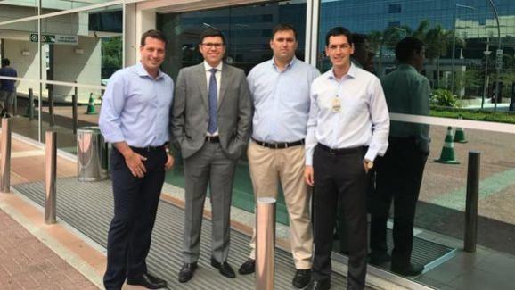 Rodrigo Furtado, Márcio Schiefer, Rickson Moraes e Marcos Texieira após a cirurgia