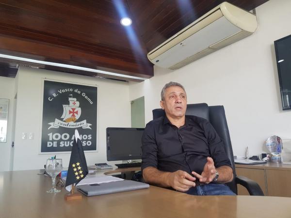 Alexandre Campello durante entrevista na sala da presidência do Vasco