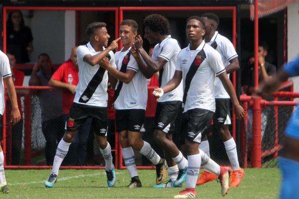 Vasco e Flamengo duelam valendo a liderança