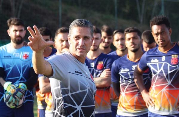 Jorginho orienta os jogadores do Vasco durante treino em Pinheiral